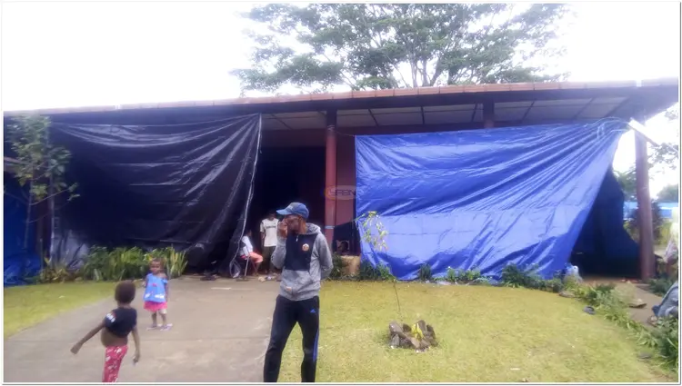 Terfal-terfal ini hamppir semua mengelilingi gedung-gedung PTC. 