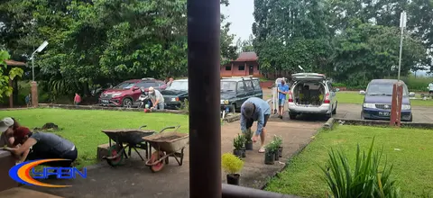 Mereka sedang menanam bunga di depan kantor YABN