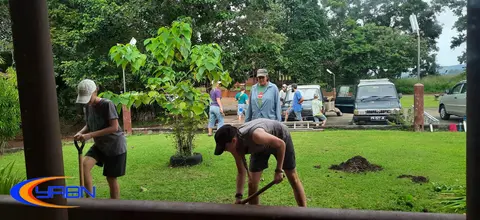 Gali dan mengali tanah unutk menanam bunga