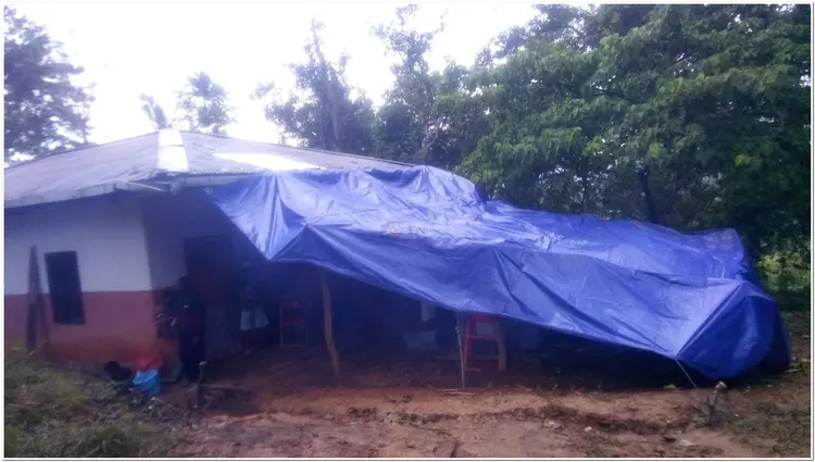 Terfal di jadikan tenda untuk beristirahat, mereka ini adalah team bahasa UNA