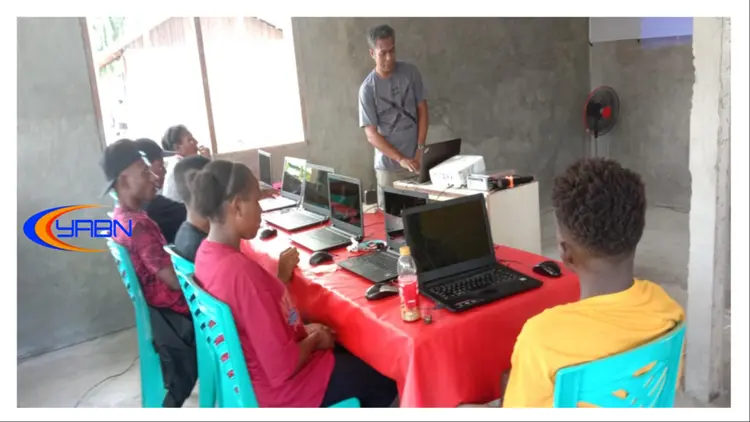 Team YABN sedang menjelaskan