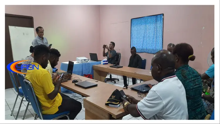 Team YABN sedang membagikan Firman Tuhan