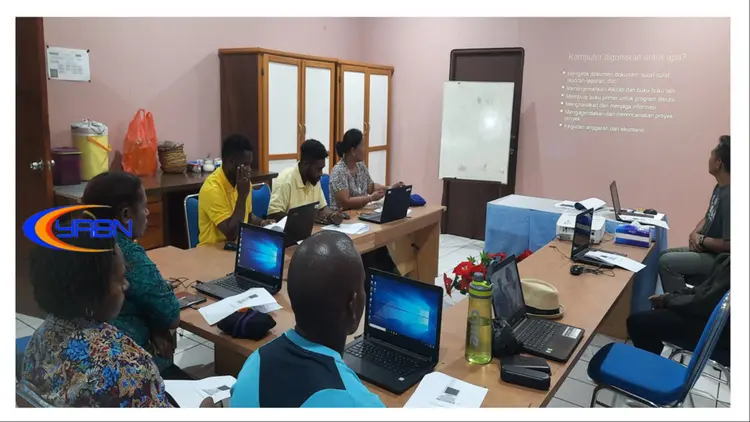 Team YABN Sedang menjelaskan