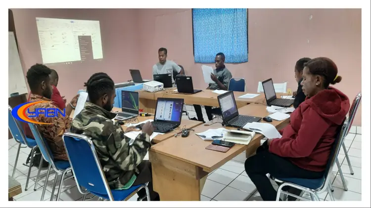 Peserta sangat serius membaca Diktat Komputer Dasar